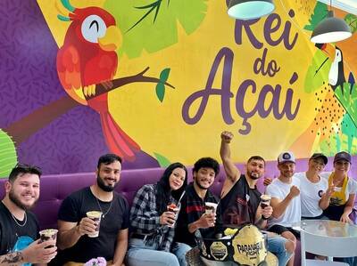 Clientes felizes no Trono do Açaí