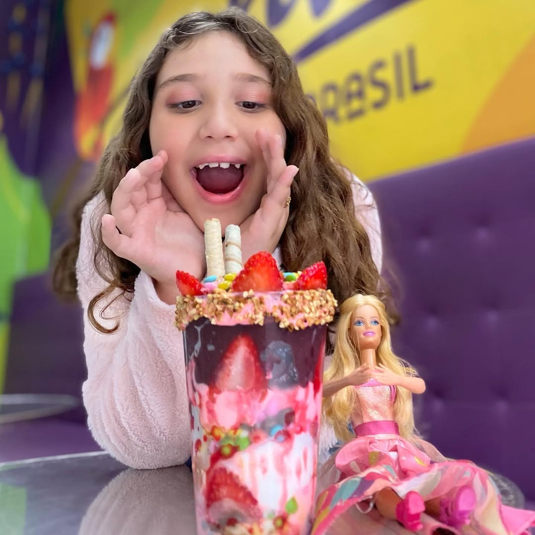 Criança feliz com açaí decorado